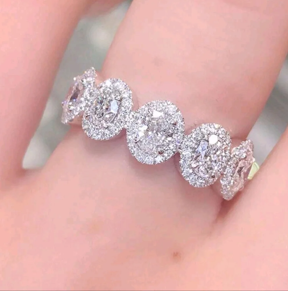BRAND NEW ** Elegant Silver and Diamond Ring